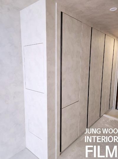 도어 패널의 모서리 부분을 확인하는 모습