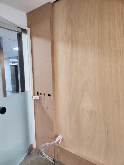전선이 노출된 벽면 보드와 유리문 주변