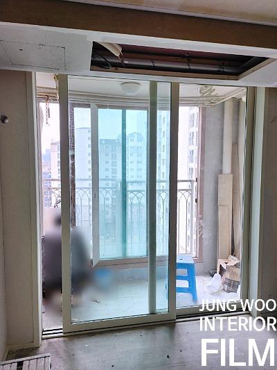 베란다 창호와 슬라이딩 도어가 설치된 공간