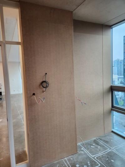 전선이 노출된 창가 벽면과 타일 바닥