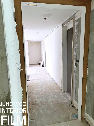 거친 콘크리트 바닥이 드러난 공사 중인 복도