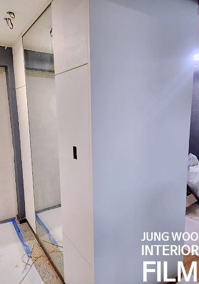 보호 필름과 전선이 노출된 시공 중인 복도