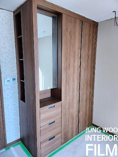 수납장 내부 선반의 필름 마감