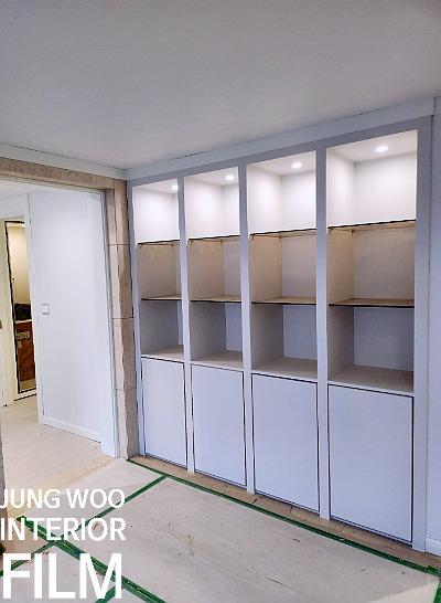 조명과 선반이 있는 수납장 내부 작업