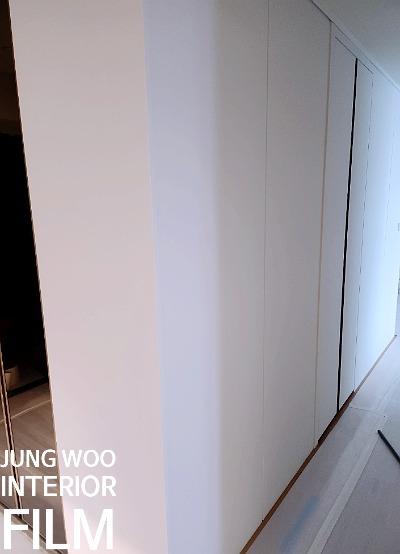 타일 바닥 위 수납장과 도어 패널 작업