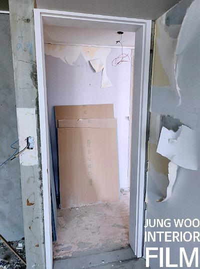 벽면이 벗겨진 채 작업 대기 중인 공간