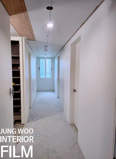배선이 노출된 복도와 수납장의 시공 전 상태