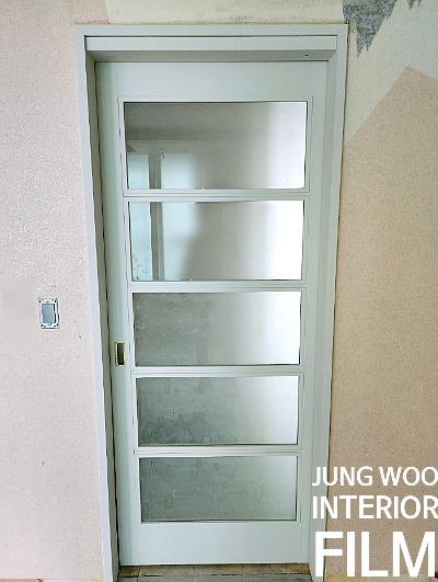 도어 힌지와 내부 유리 패널 근접 샷