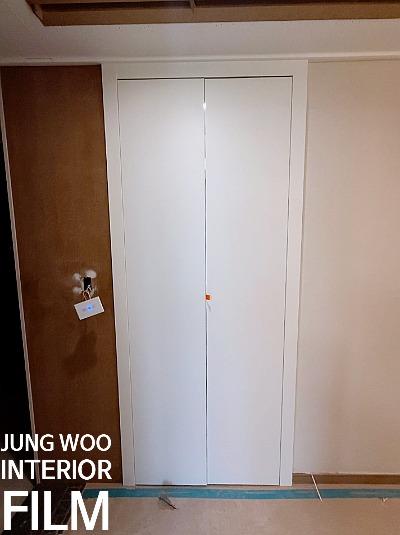 불투명 도어 패널의 필름 부착 단계