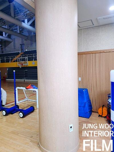 공간 전경과 함께 진행 중인 세부 시공 모습