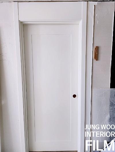 도어 상부의 정밀한 필름 마감 단계