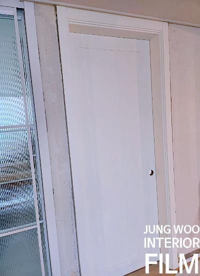 도어 프레임 상부의 필름 밀착 과정