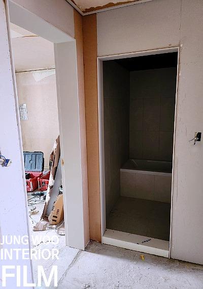 확인이 불분명한 욕실 내부 설비 모습