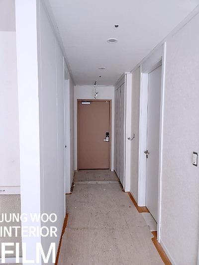 갈색 문이 섞여 있던 복도의 시공 전 풍경