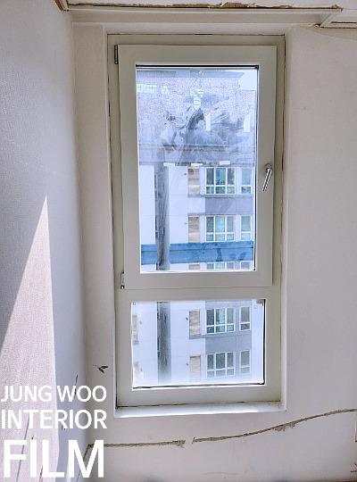 벽면 흠집이 보이는 창호 주변의 상태