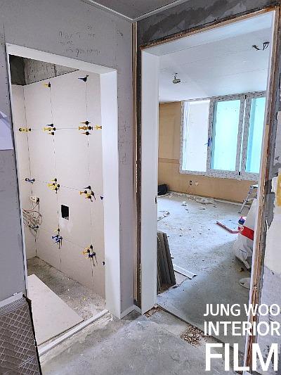 창문 프레임의 굴곡을 다듬는 모습
