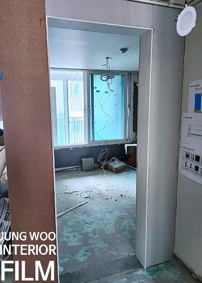 마감 전의 벽면과 천장, 바닥의 전선 상태