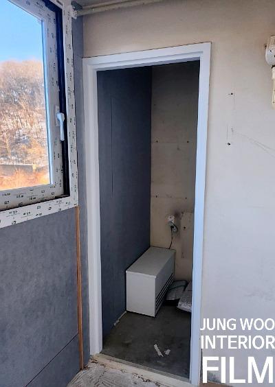 외부 풍경이 보이는 창호와 흰색 문틀