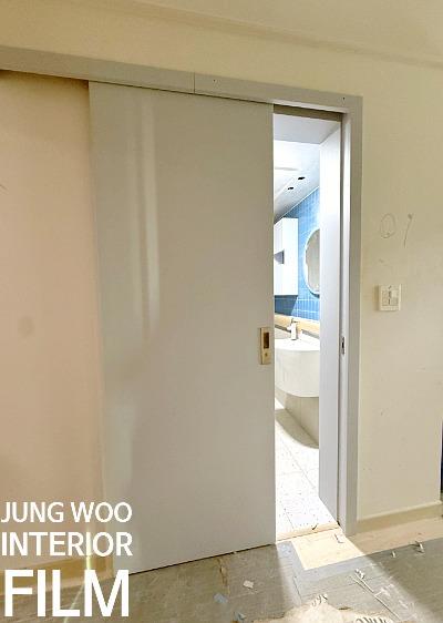 세면대와 욕조가 배치된 욕실의 세부 시공 모습