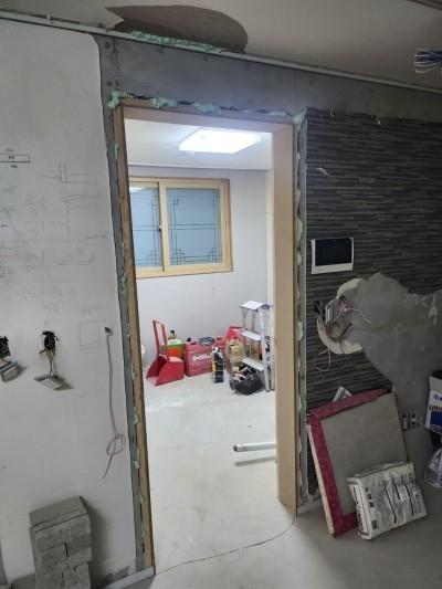 정밀한 마감을 위한 수공구 작업 모습