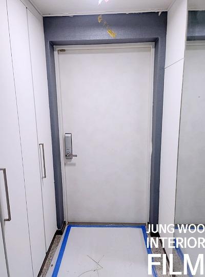파란색 테두리가 눈에 띄던 현관의 초기 상태