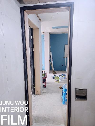 손잡이 주변을 작업하는 수공구의 모습