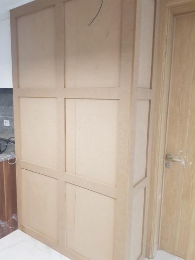매끄러운 마감이 돋보이는 도어 프레임 상하부