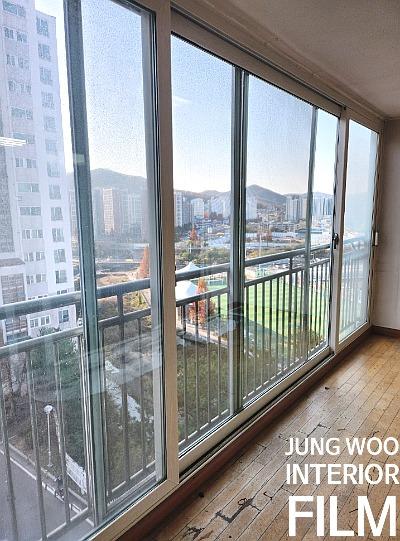 도시 풍경이 보이는 발코니 유리창호