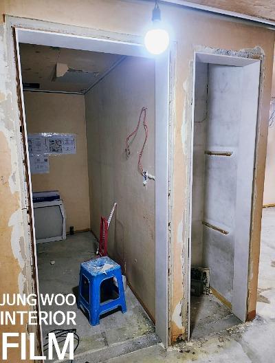 수공구와 소형 도구를 이용한 필름 밀착 작업