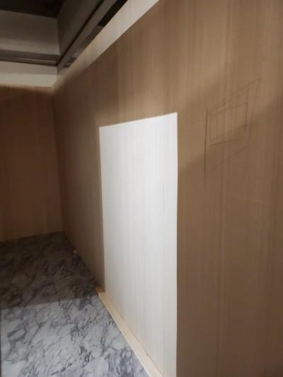 베이지색 마감재와 흰색 패널이 부착된 마블 타일 공간