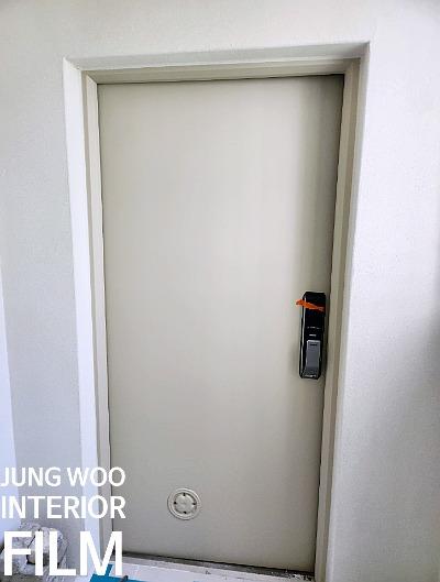 도어 프레임 상부와 하부 패널의 시공 모습