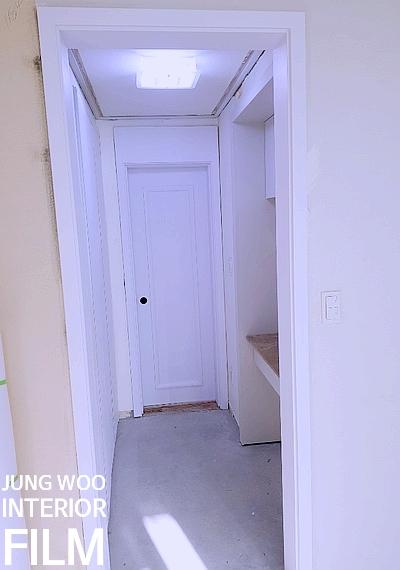 통일감 있게 마무리된 붙박이장 수납 공간