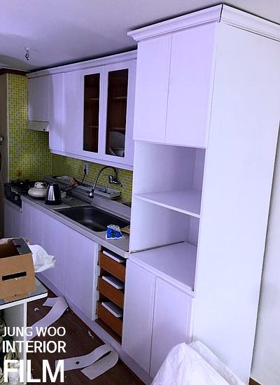 흰색 수납장과 레인지후드가 설치된 주방 시공 과정