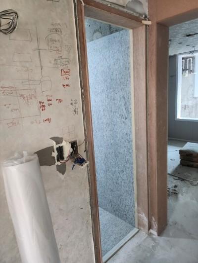 설계도 기호가 적힌 벽면의 전기 공사 현장