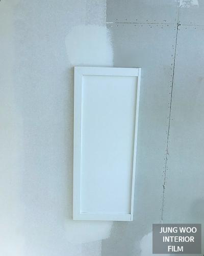 화이트 벽면과 조화를 이루는 화이트 프레임 공간