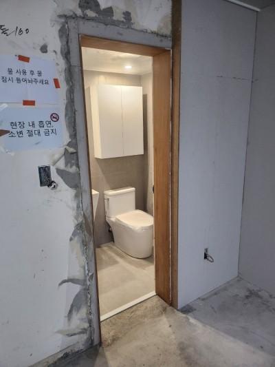 욕실 세부 장면: 양변기