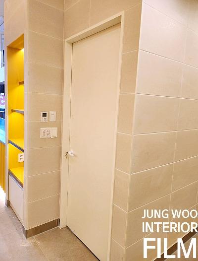 힌지 부분이 보이는 여닫이 도어의 마감 상태