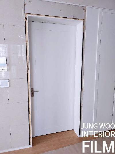필름 시공을 위해 준비 중인 도어와 벽면의 모습