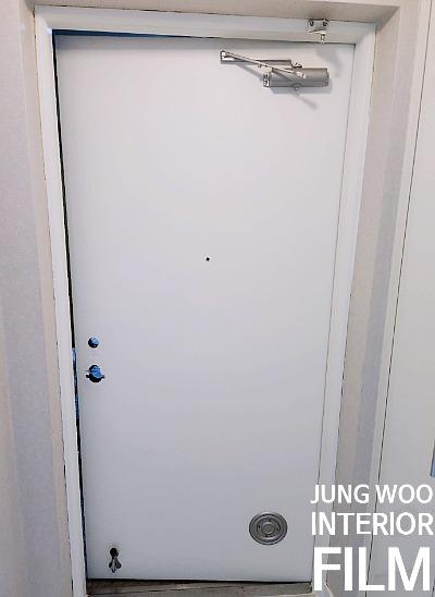 힌지가 보이는 도어의 기초 작업