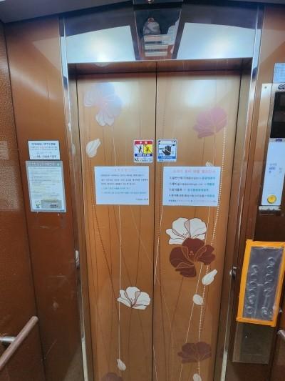 버튼 패널과 조명이 위치한 엘리베이터 옆면