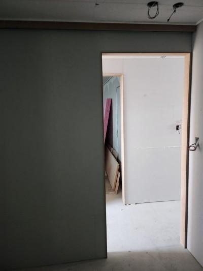 회색 슬라이딩 도어와 베이지색 벽면