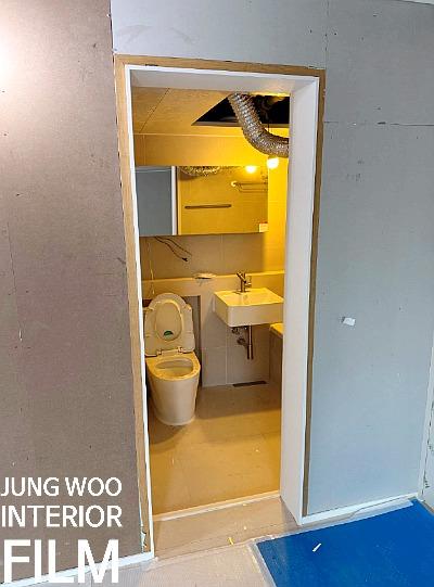화이트 톤의 도기가 설치된 욕실 공간