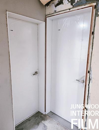 여닫이 도어의 힌지 체결 부위 근접샷