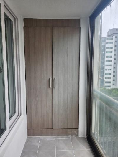 수납장 도어 패널과 창문이 보이는 구간