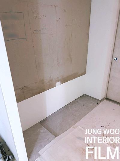 베이지와 화이트 톤으로 마감 중인 복도 공간