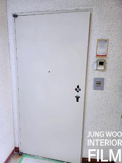 화이트 필름으로 환하게 변신한 현관
