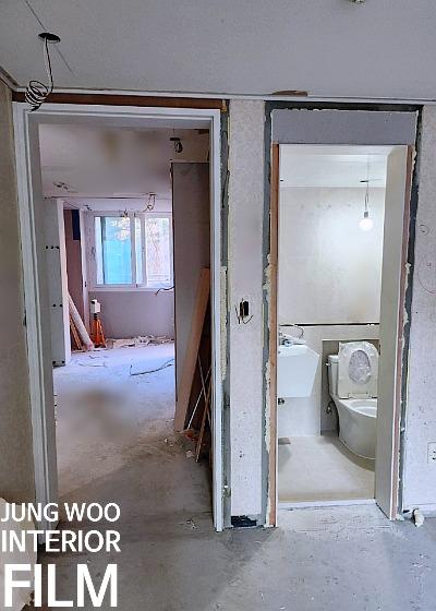 욕조와 세면대가 배치된 욕실의 모습