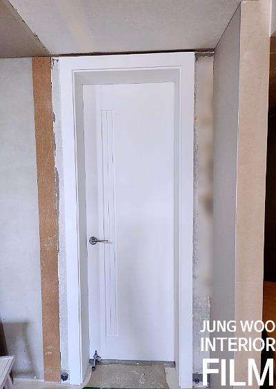 힌지가 노출된 여닫이 도어 상부의 모습