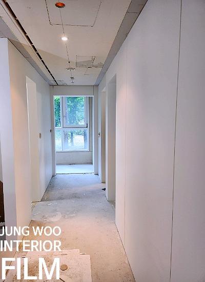 배관이 노출된 복도 천장과 콘크리트 바닥