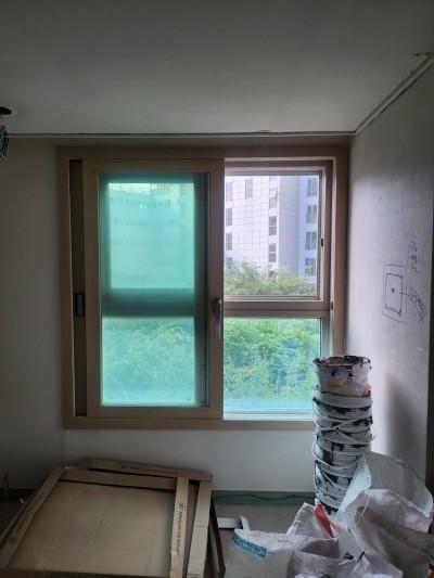 세밀하게 부착되는 샷시 필름 작업